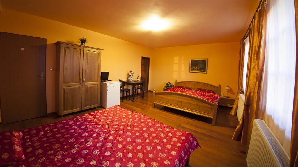 Penzion Zatisi Mikulov Habitación foto